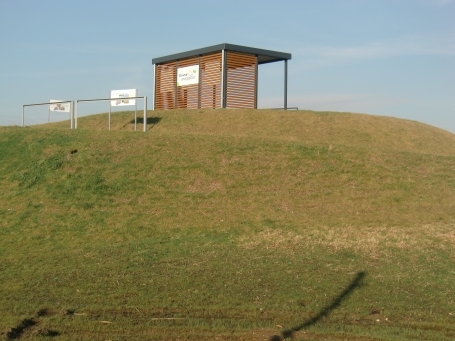 Neukirchen-Vluyn : ENNI-Solarpark Mühlenfeld, auf dem Aussichtshügel steht ein Informationspavillon 